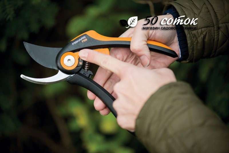 מזמרה מקצועית P68 SMARTFITTM FISKARS